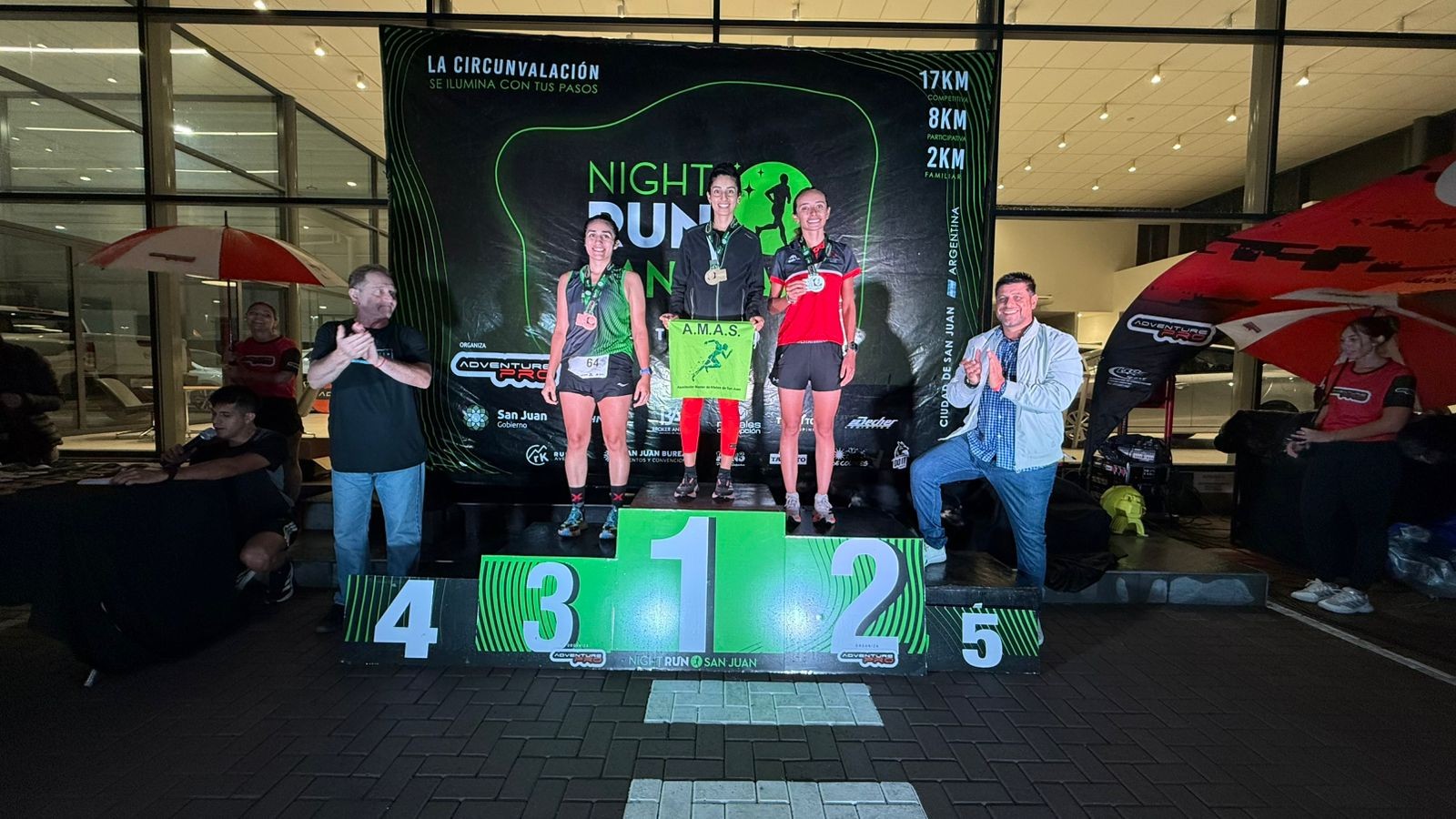 Desafiando la tormenta: La Night Run brilló bajo la lluvia en San Juan