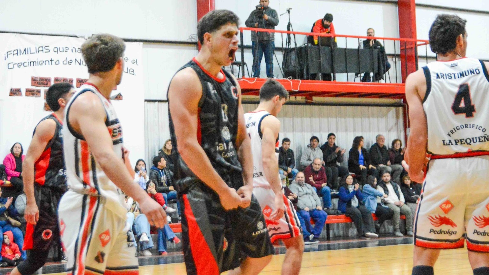 Básquet: Urquiza pisó fuerte en un cierre para el infarto y se adelantó en los playoffs