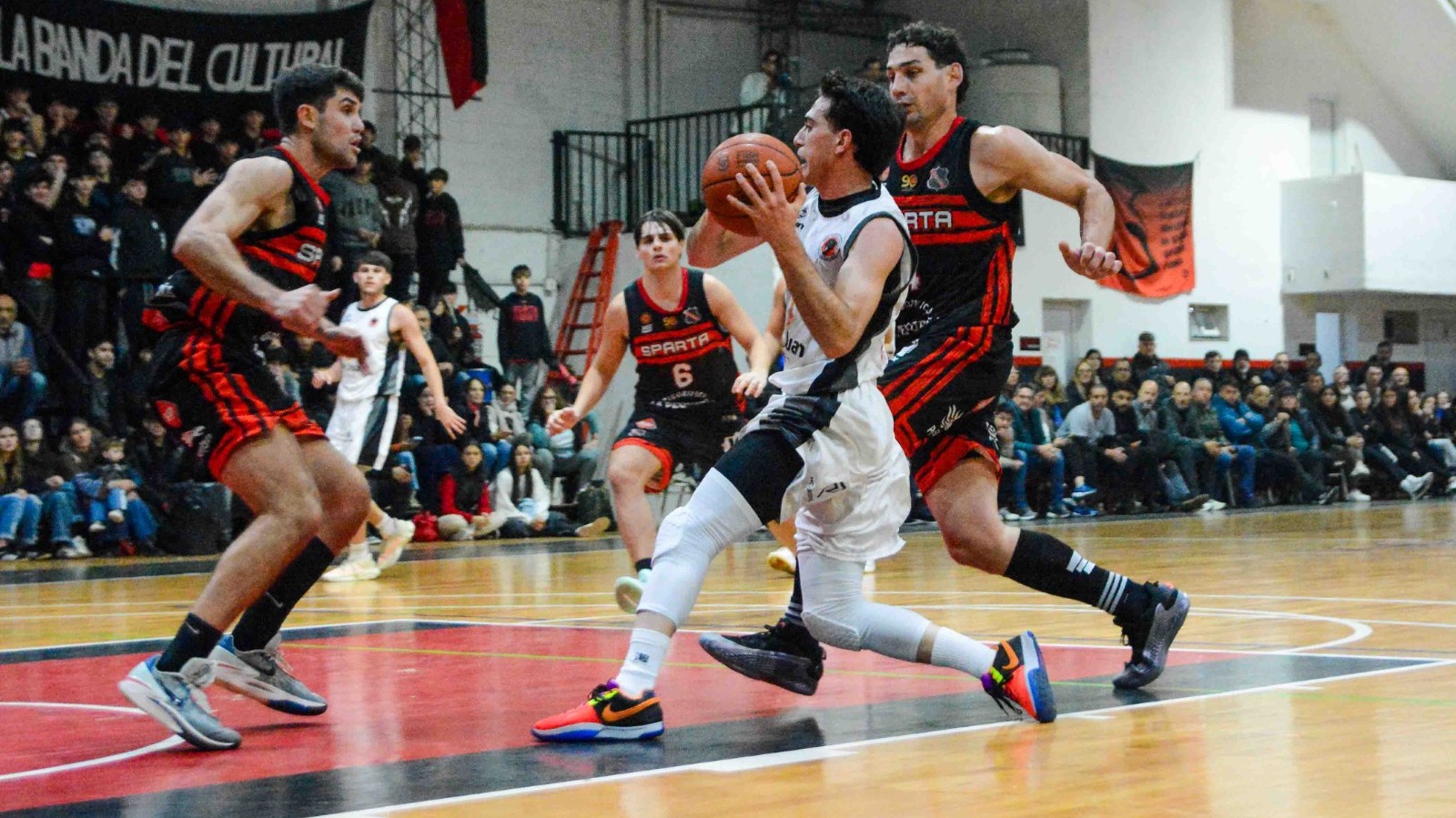 Urquiza batalló en Villa María pero cayó ante Sparta: la serie se define esta noche